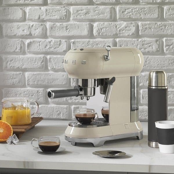 Отдельностоящая кофемашина Smeg ECF01CREU